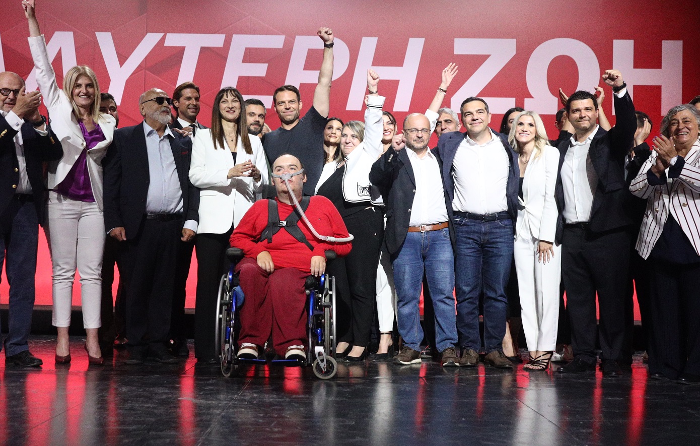 Τσίπρας και Κασσελάκης μαζί στην σκηνή στην παρουσίαση του ευρωψηφοδελτίου του ΣΥΡΙΖΑ – Αυτοί είναι οι 42 ευρωβουλευτές