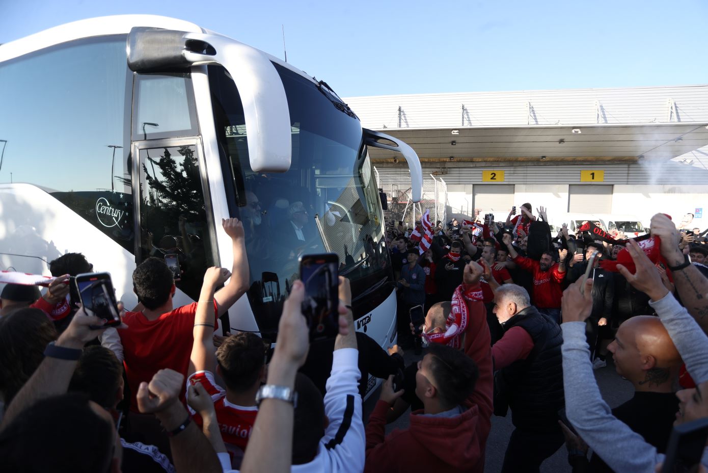 Μετά τον θρίαμβο η αποθέωση &#8211; Οι οπαδοί υποδέχτηκαν την αποστολή του Ολυμπιακού στο αεροδρόμιο