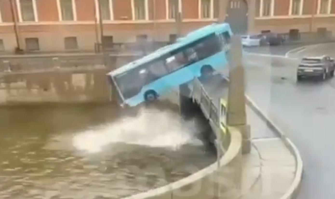 Βίντεο μέσα από το λεωφορείο που έπεσε σε ποτάμι στην Αγία Πετρούπολη – Εφτά νεκροί