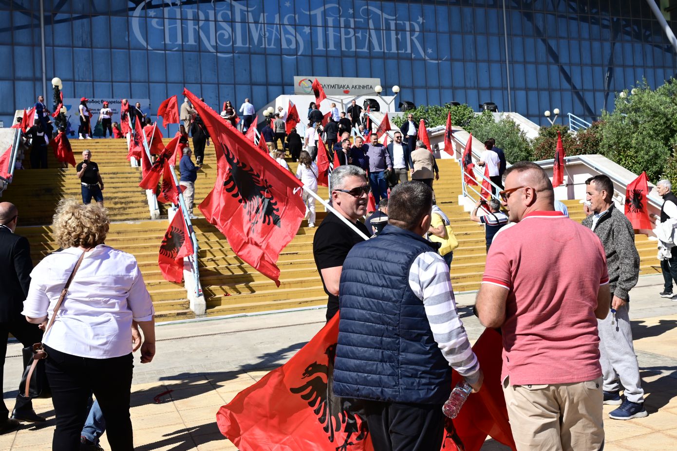 Με αλβανικές σημαίες ο κόσμος στο Κλειστό του Γαλατσίου για την ομιλία Ράμα – Δείτε φωτογραφίες